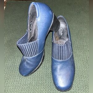 Clarks Bendable Shoes Womens Size 9.5M Blue Leather Comfort Block Heel Slip On